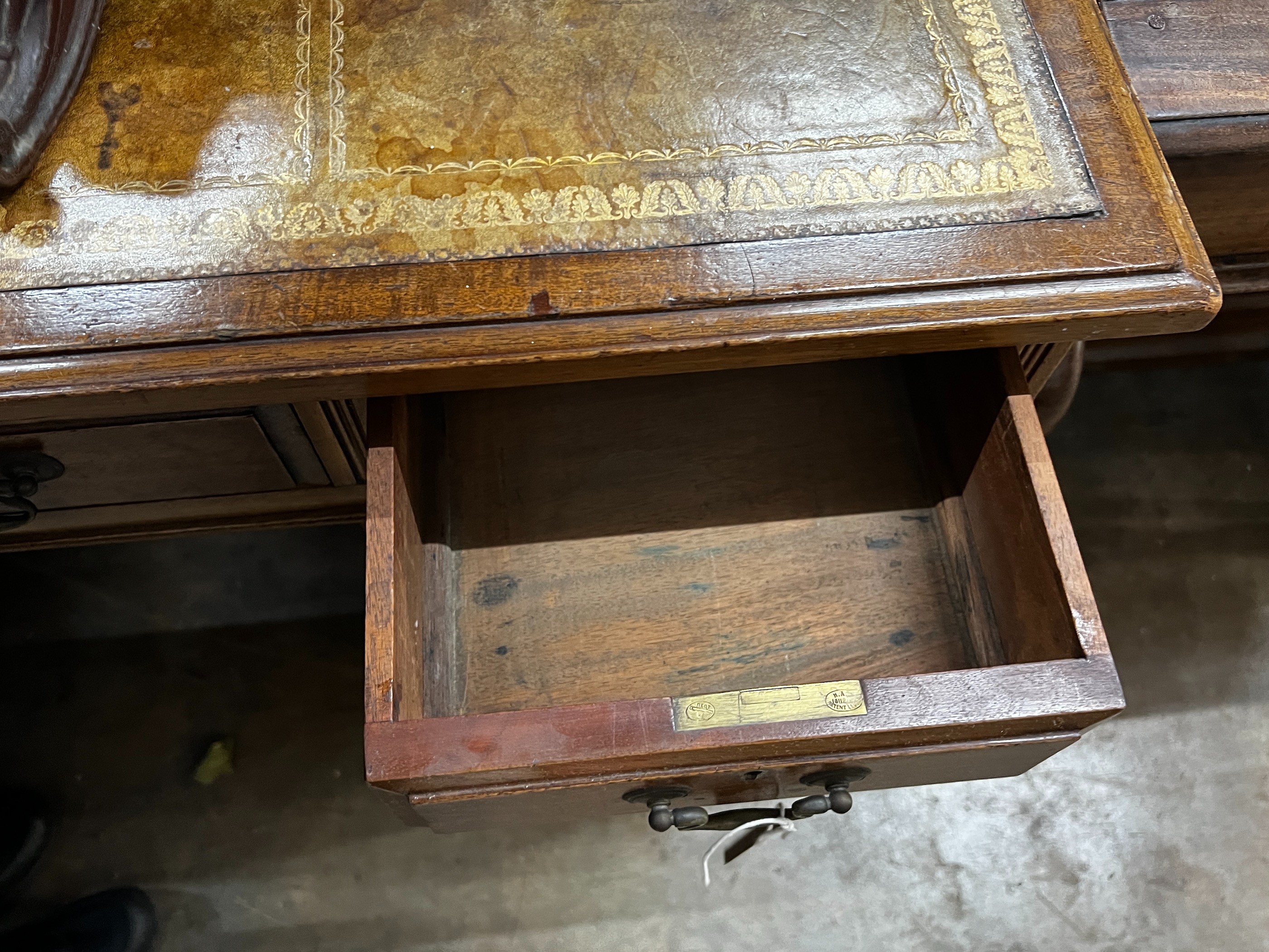 An early 20th century mahogany pedestal desk, width 122cm, depth 66cm, height 77cm